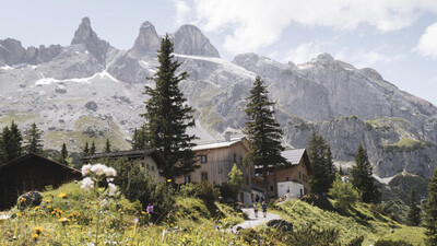 Eine Hütte in den Bergen.