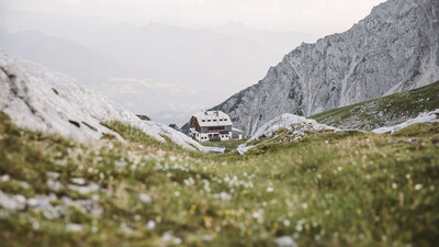 Eine Hütte in den Bergen. Blick von oben.