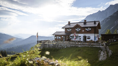 Eine Hütte in den Bergen.