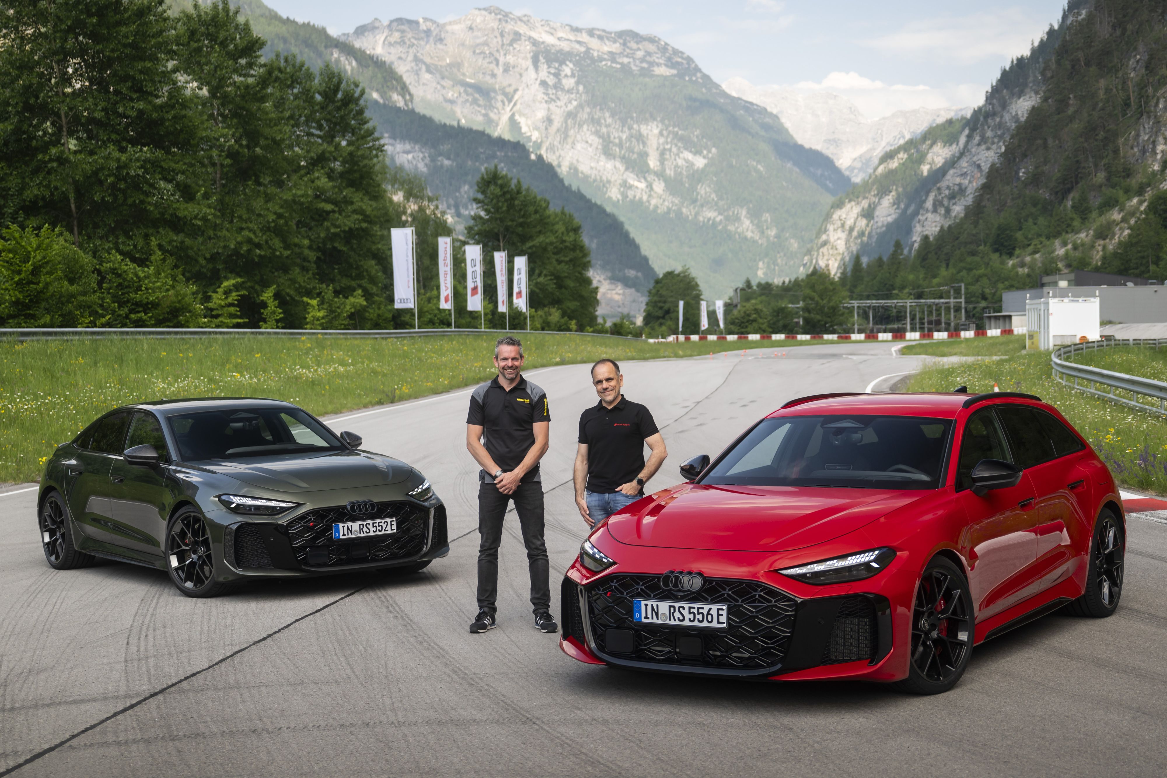 Manfred Pfeiffenberger gemeinsam mit Christian Hartmann vor dem neuen Audi RS 5 und einer prachtvollen Alpinkulisse der Salzburger Alpen
