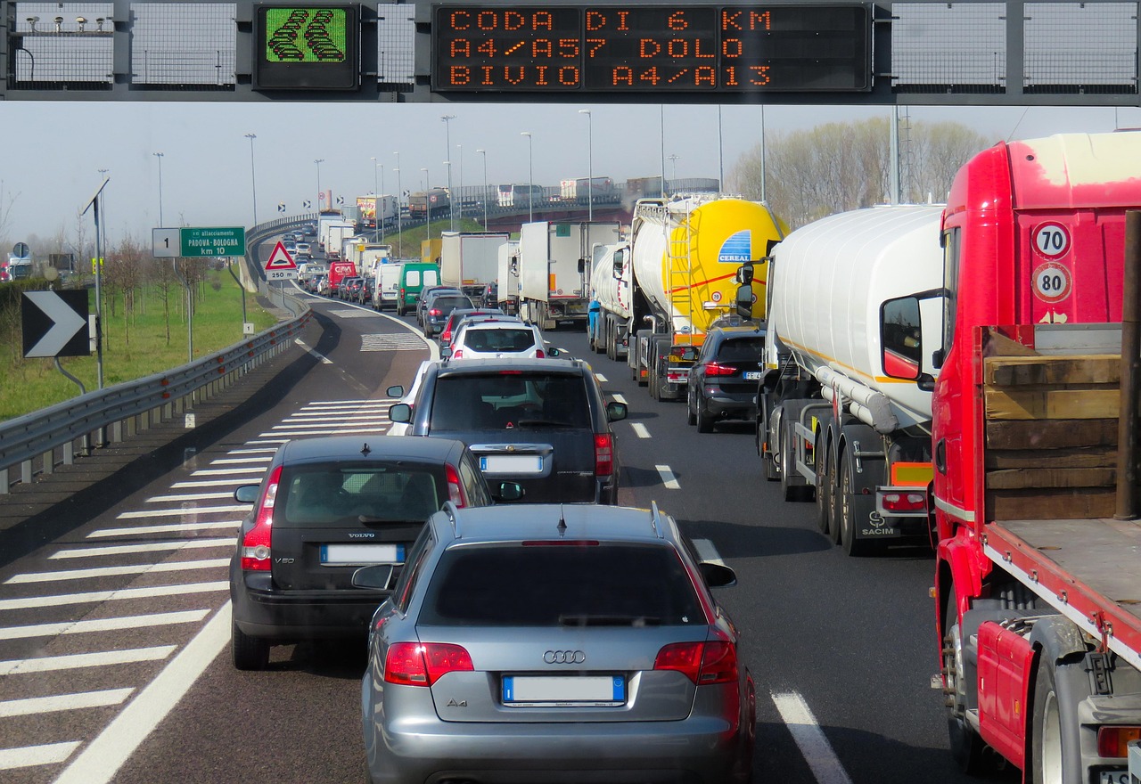 Stau auf einer italienischen Autobahn mit Lkw und Autos im Zusammenhang mit Maut-Rückerstattung bei Baustellen-Stau