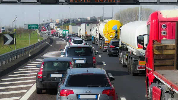 Stau auf einer italienischen Autobahn mit Lkw und Autos im Zusammenhang mit Maut-Rückerstattung bei Baustellen-Stau