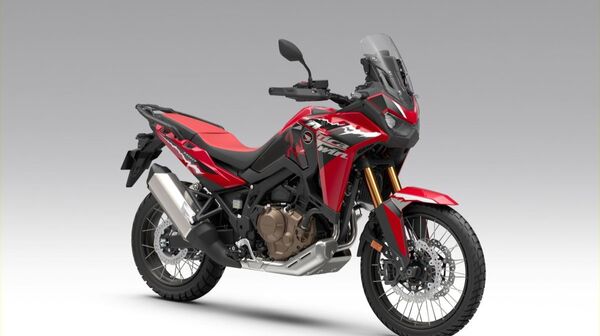 Stehendes Motorrad.