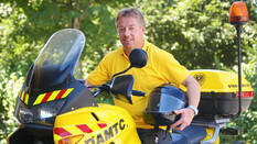 Stauberater Herbert Thaler auf dem gelben Stauberater Motorrad