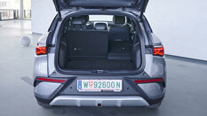 BYD Atto 3 Evo: geöffneter Kofferraum mit schmaler Rücksitzlehnen-Seite umgeklappt.