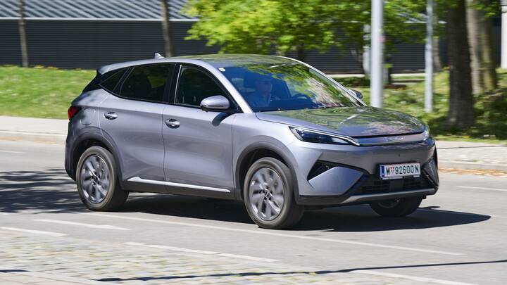 BYD Atto 3 Evo fährt von lings nach rechts.