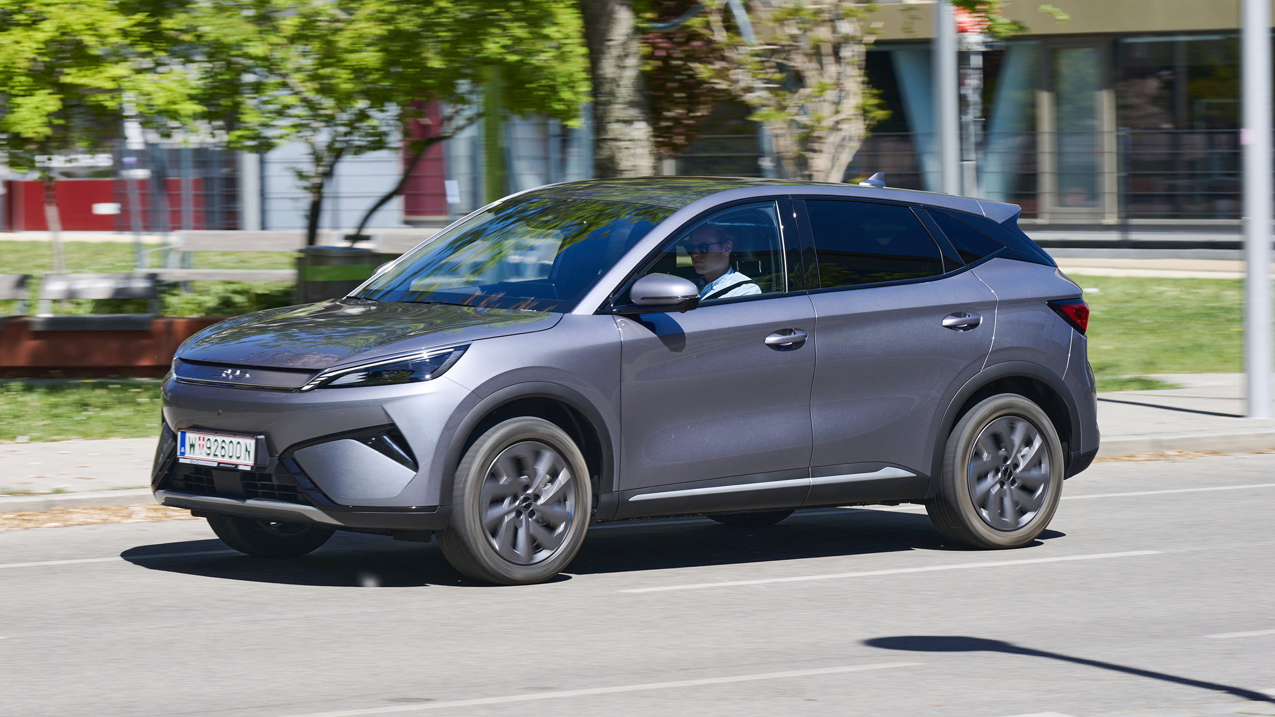 BYD Atto 3 Evo fährt von rechts nach links