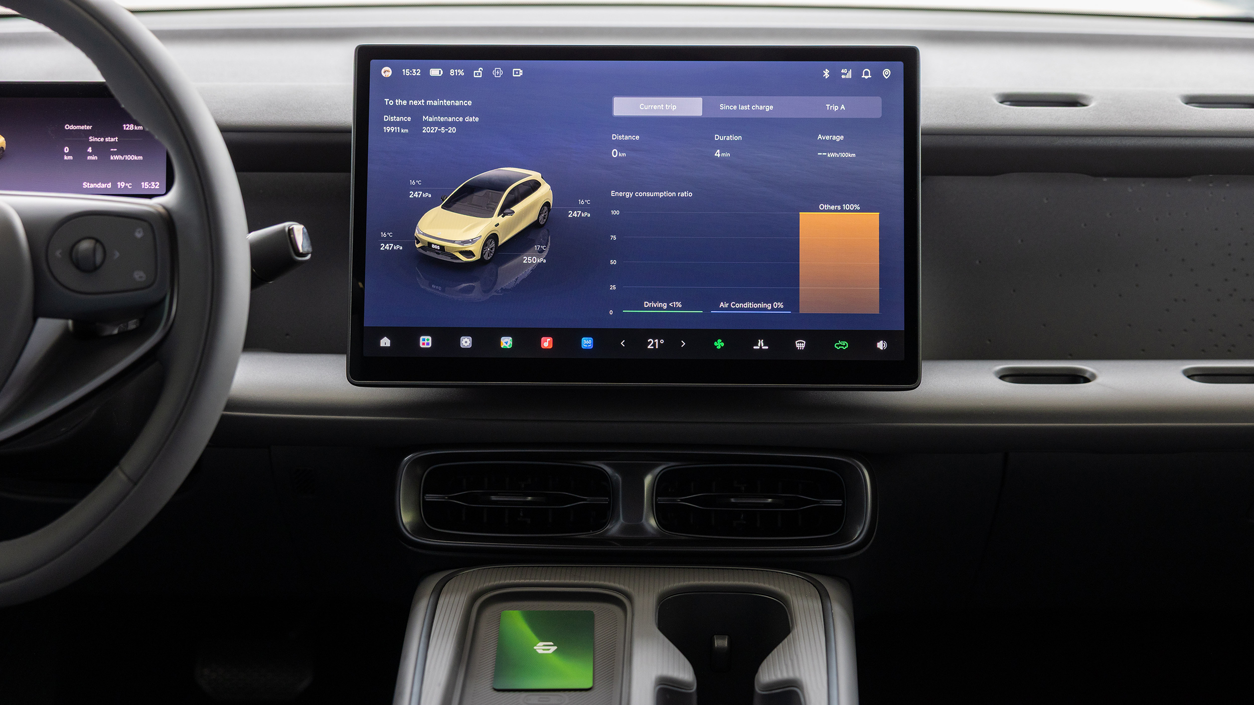 Großer Touchscreen in einem Auto.