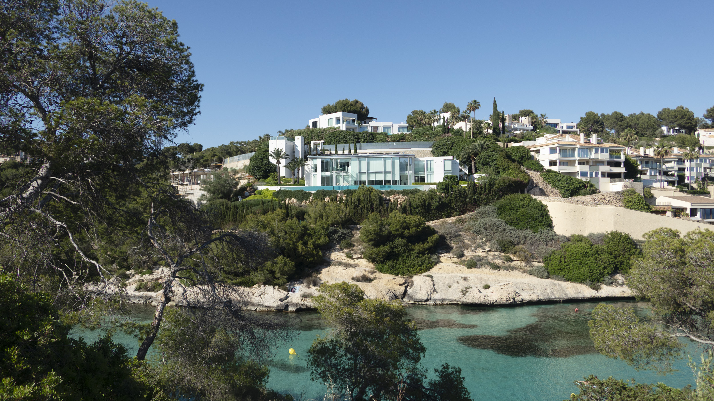eine schöne Villa am Meer.