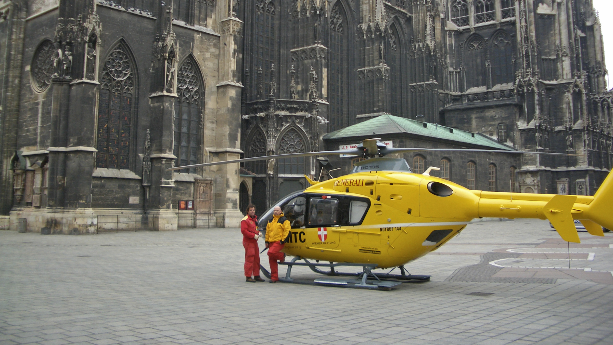 Christophorus Hubschrauber am Stephansplatz. Pilot und Flugretter stehen davor.