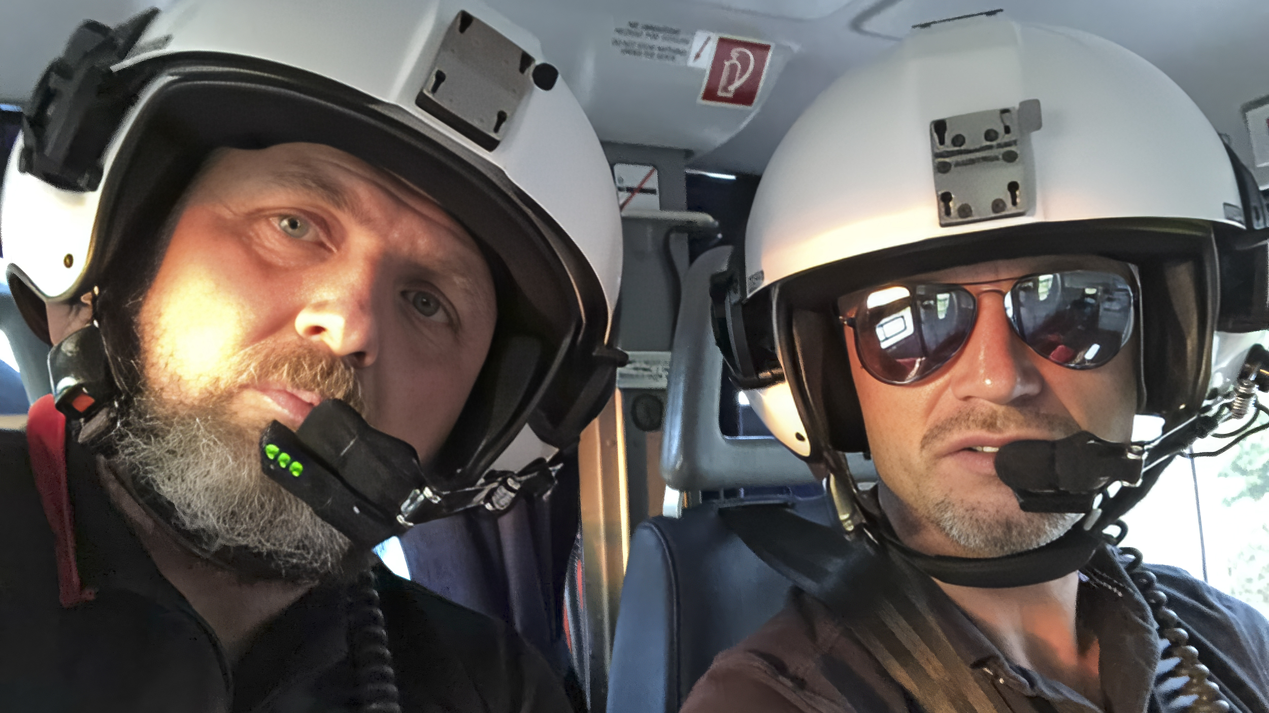 Zwei Christophorus Piloten in Nahaufnahme mit Helm.