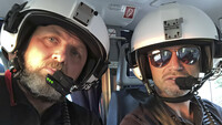 Zwei Christophorus Piloten in Nahaufnahme mit Helm.