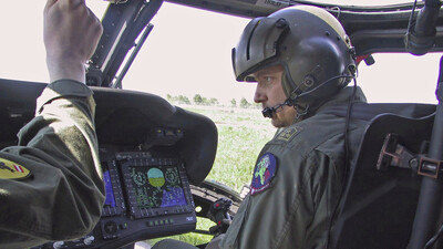 Christophorus Pilot Markus Seidl in einem Black Hawk Hubschrauber.
