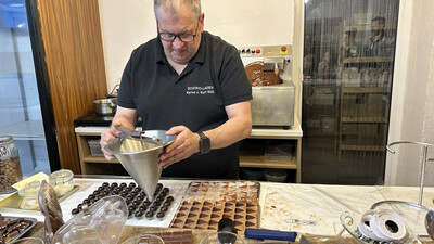 Chocolatier Kurt zeigt, wie er Eierlikör Pralinen füllt.