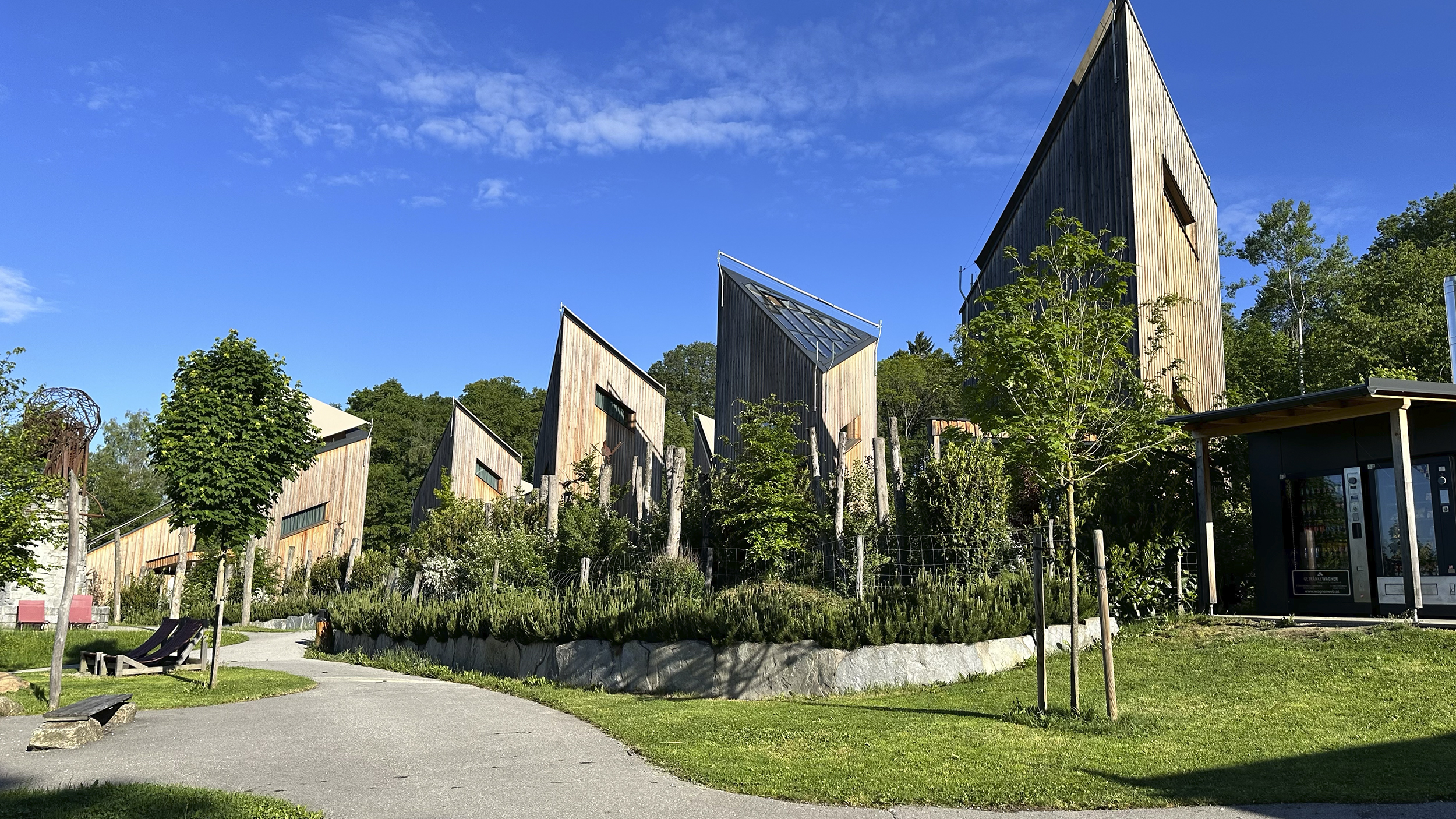 Außenaufnahme der Sternenhimmel-Chalets im Ikuna Naturressort.