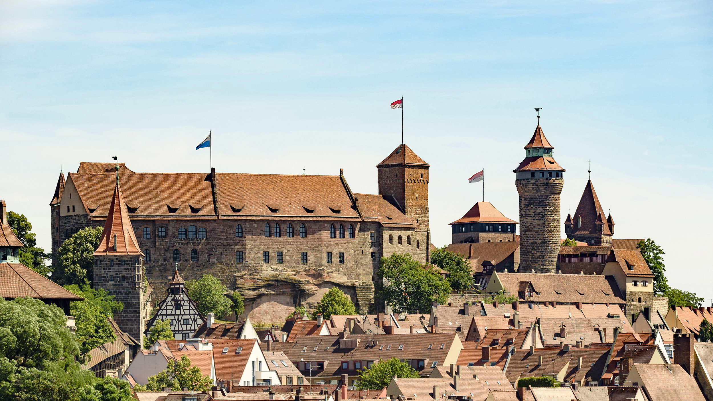 Über den Dächern der Stadt thront eine Burg.