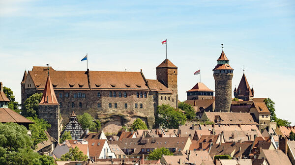Über den Dächern der Stadt thront eine Burg.