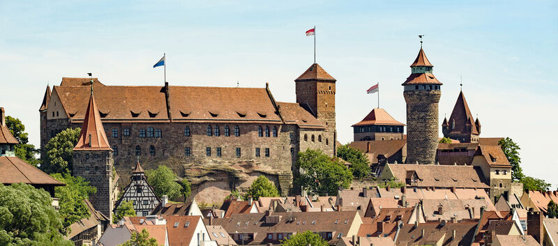 Über den Dächern der Stadt thront eine Burg.
