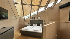 Schlafzimmer im Sternenhimmel-Chalet im Ikuna. Oben große Glasfenster.