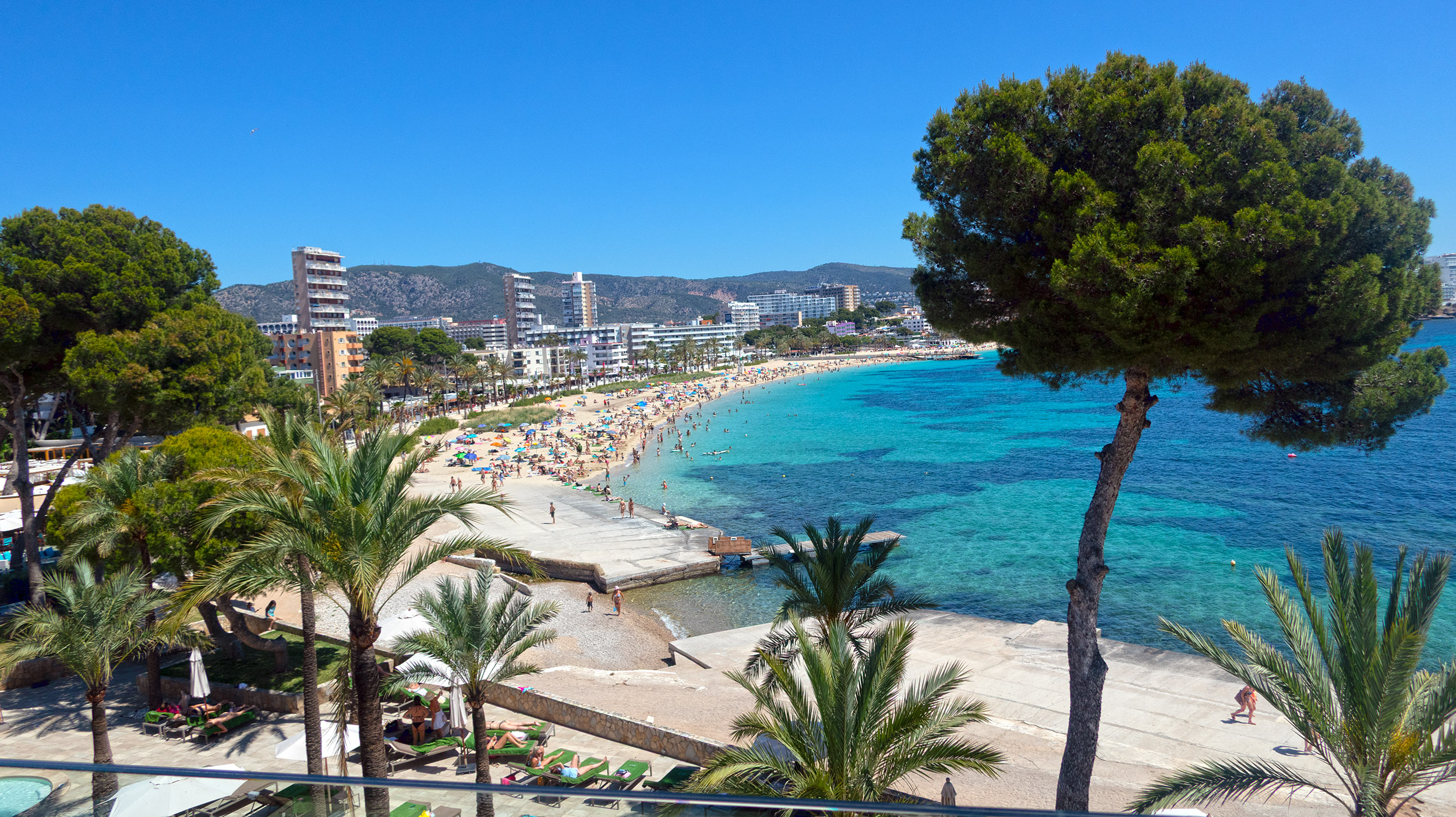Blick auf den Strand und das Meer.