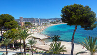 Blick auf den Strand und das Meer.