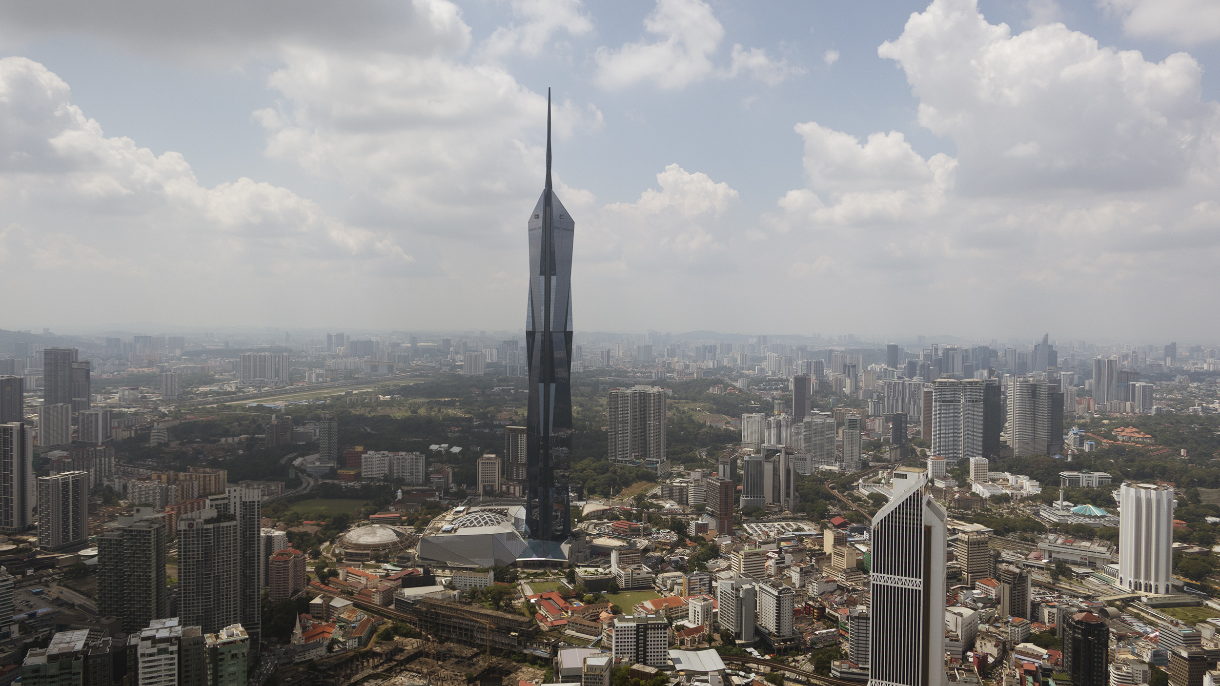 Kuala Lumpur von einer Aufsichtsplattform fotogriafiert. In der Bildmitte ist der Merdeka 118, der zweithöchste Wolkenkratzer der Erde, zu sehen.