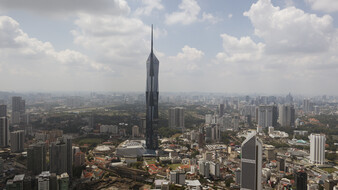 Kuala Lumpur von einer Aufsichtsplattform fotogriafiert. In der Bildmitte ist der Merdeka 118, der zweithöchste Wolkenkratzer der Erde, zu sehen.