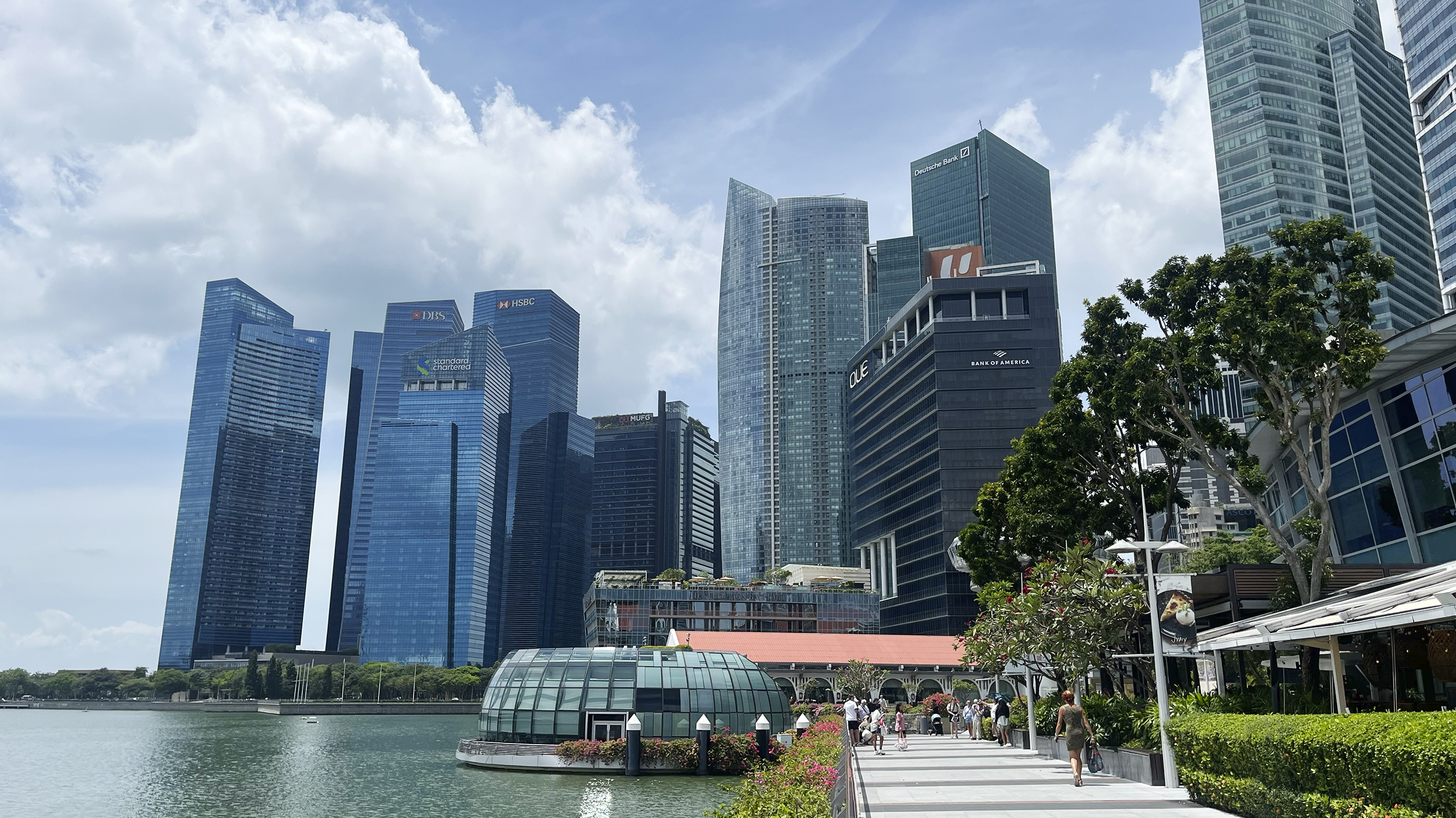 Die Skyline von Singapur.