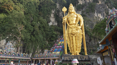 Die Batu Caves mit goldener Statue in Kuala Lumpur.