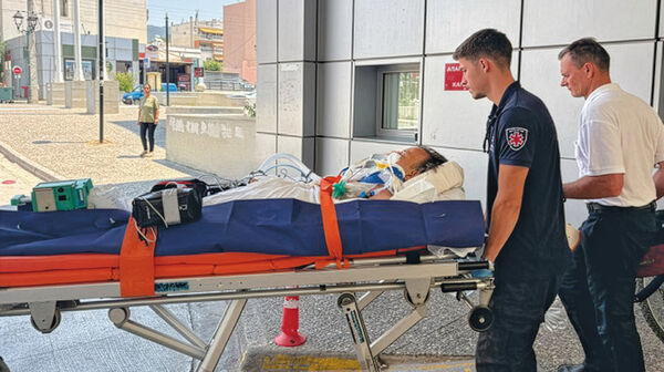 Ein ÖAMTC-Mitglied wird nach einem Unfall auf einer Krankentrage versorgt.