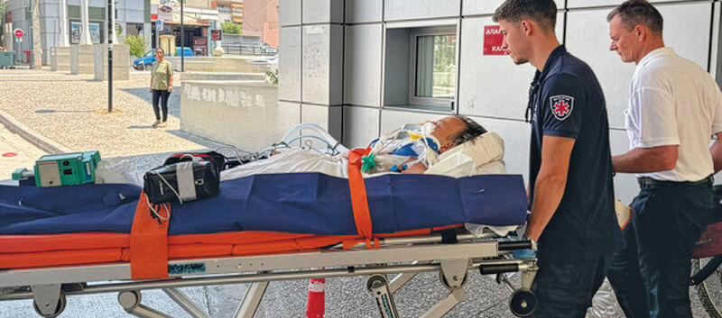 Ein ÖAMTC-Mitglied wird nach einem Unfall auf einer Krankentrage versorgt.