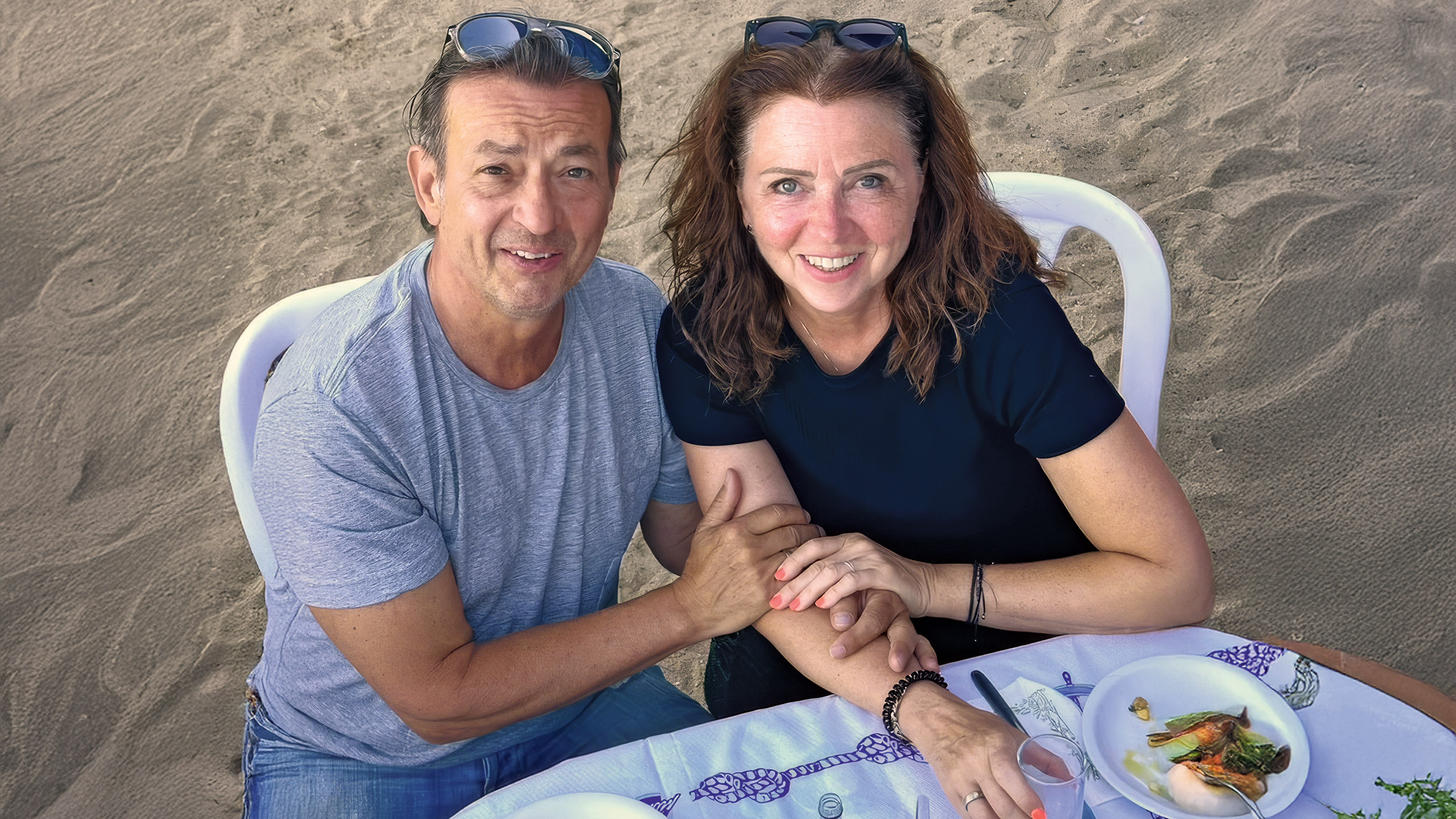 Ein Ehepaar sitzt gemeinsam in einem Strandcafe.