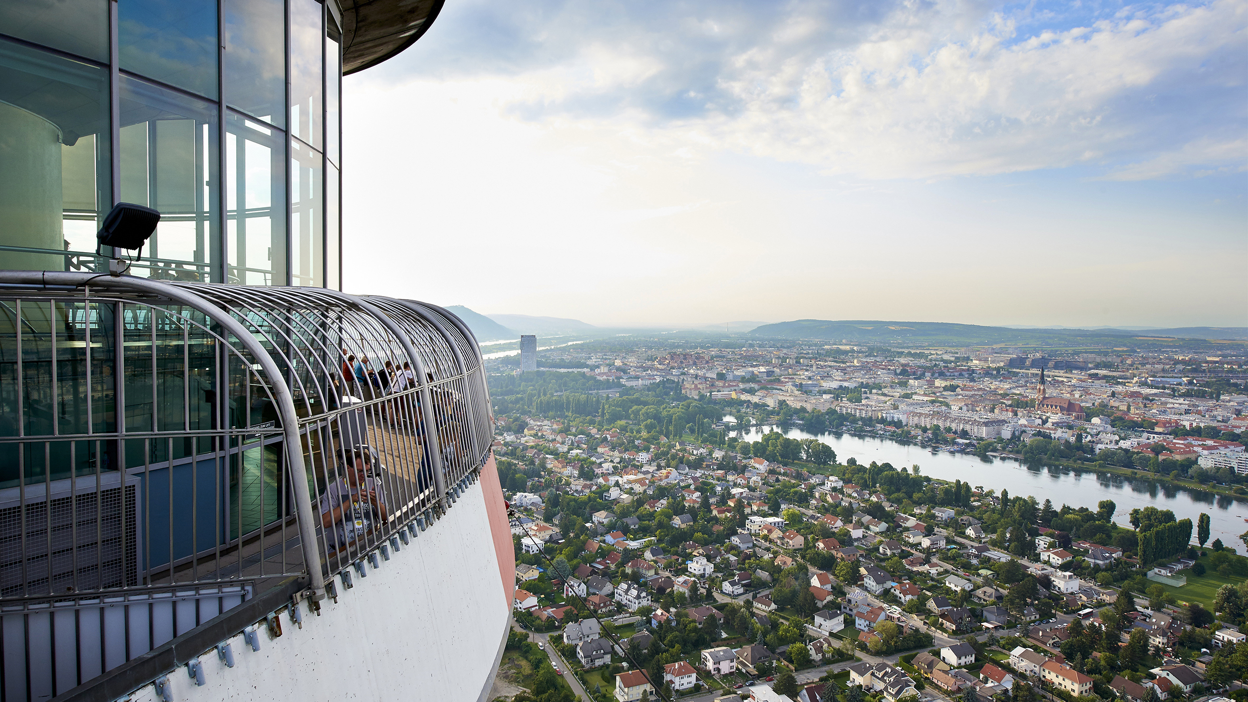 Aussichtsterrasse mit Blick auf Wien und die Donau.