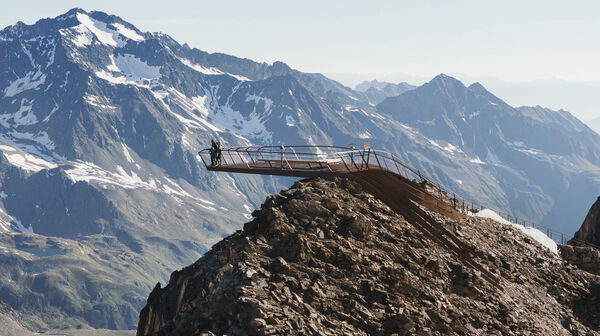 Die Plattform „Top of Tyrol“ schwebt förmlich über den Felsen des Stubaier Gletschers.