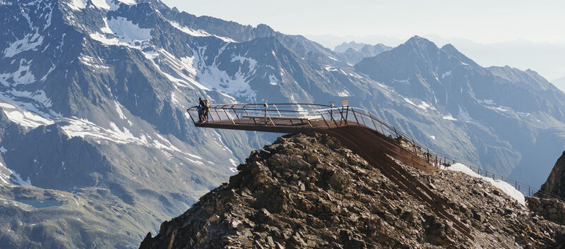 Die Plattform „Top of Tyrol“ schwebt förmlich über den Felsen des Stubaier Gletschers.