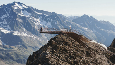 Die Plattform „Top of Tyrol“ schwebt förmlich über den Felsen des Stubaier Gletschers.