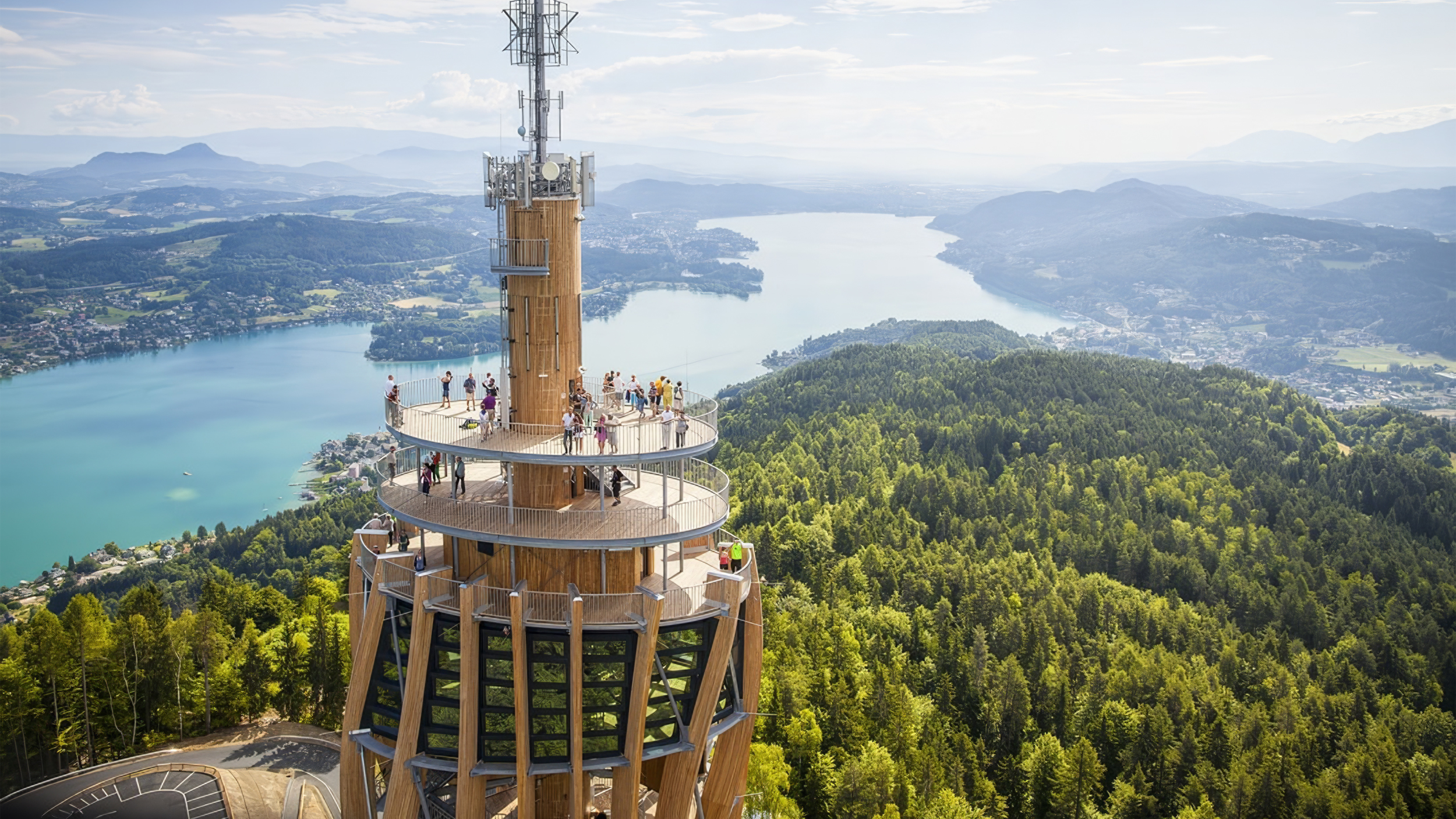 Der Pyramidenkogel-Turm thront über dem Wörthersee und gilt als einer der höchsten Holzaussichtstürme der Welt.