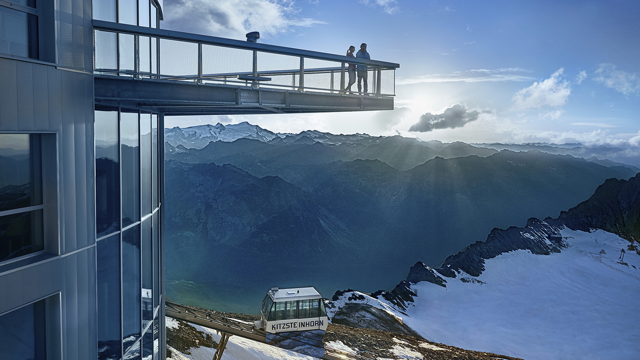 Aussichtsplattform: Über 3.000 Meter Seehöhe, hoch über Kaprun, blickt man tief in den Nationalpark Hohe Tauern und auf eine Kulisse aus Dreitausendern.