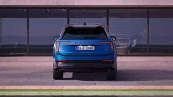 Heck eines blauen Skoda Peaq.