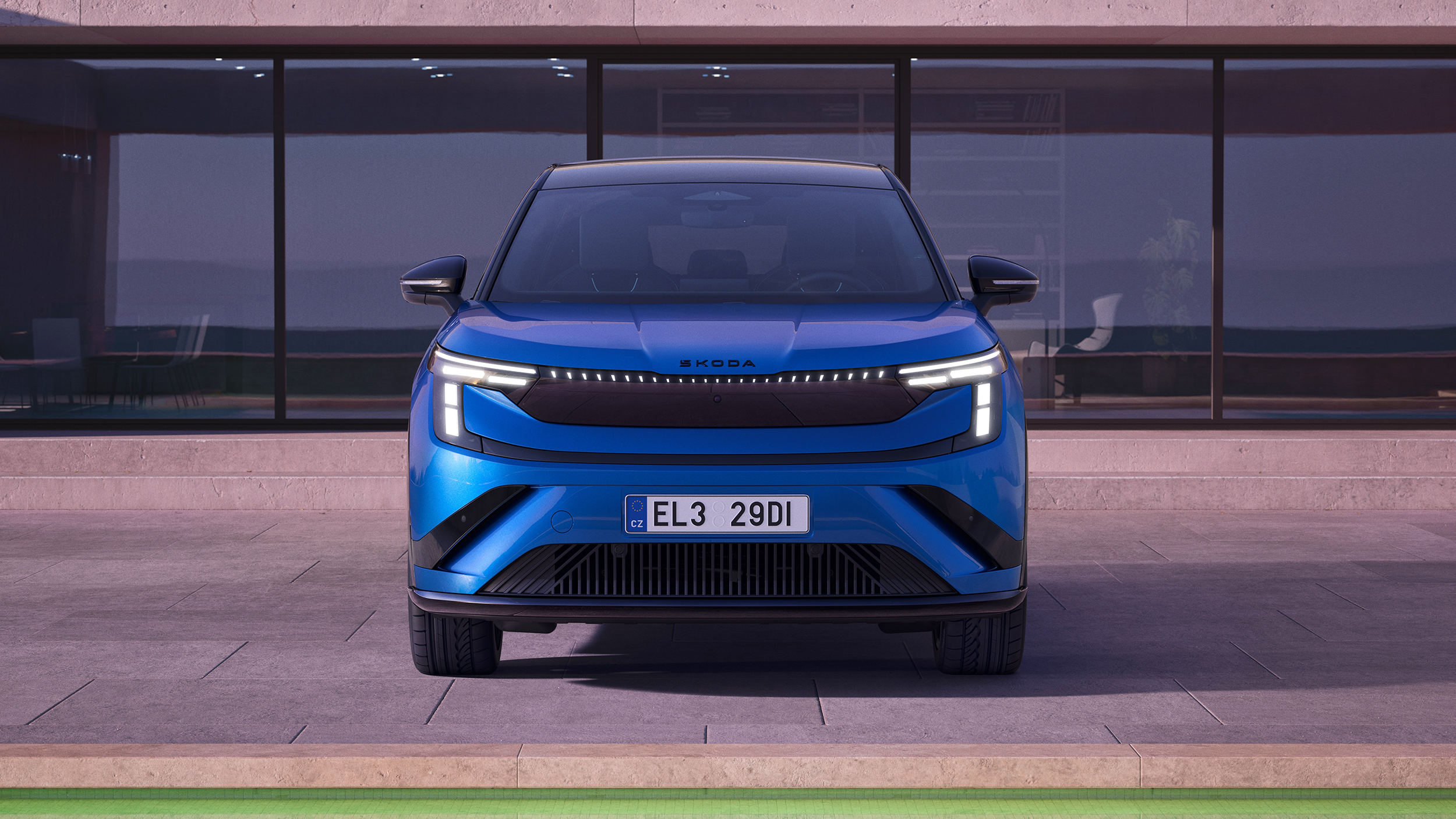 Front eines blauen Skoda Peaq.