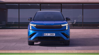 Front eines blauen Skoda Peaq.