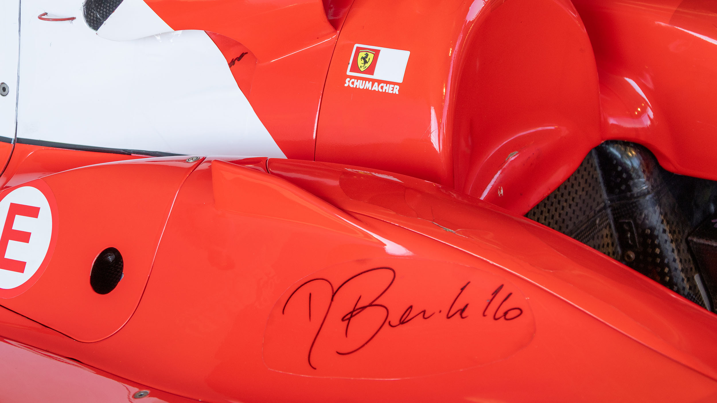 Rubens Barrichello-Autogramm auf einem roten Ferrari.