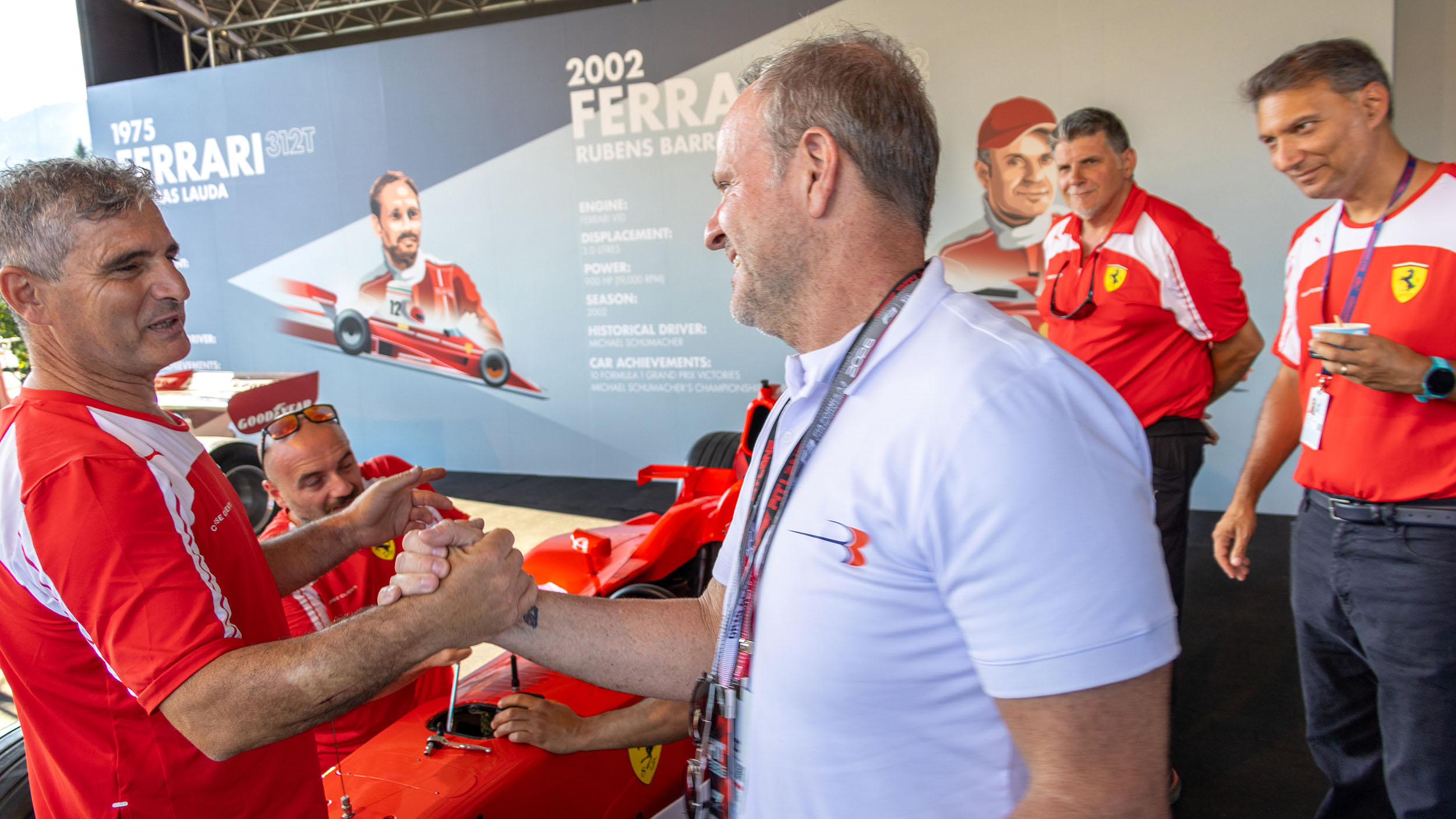 Rubens Barrichello begrüßt einen Ferrari-Mechaniker.
