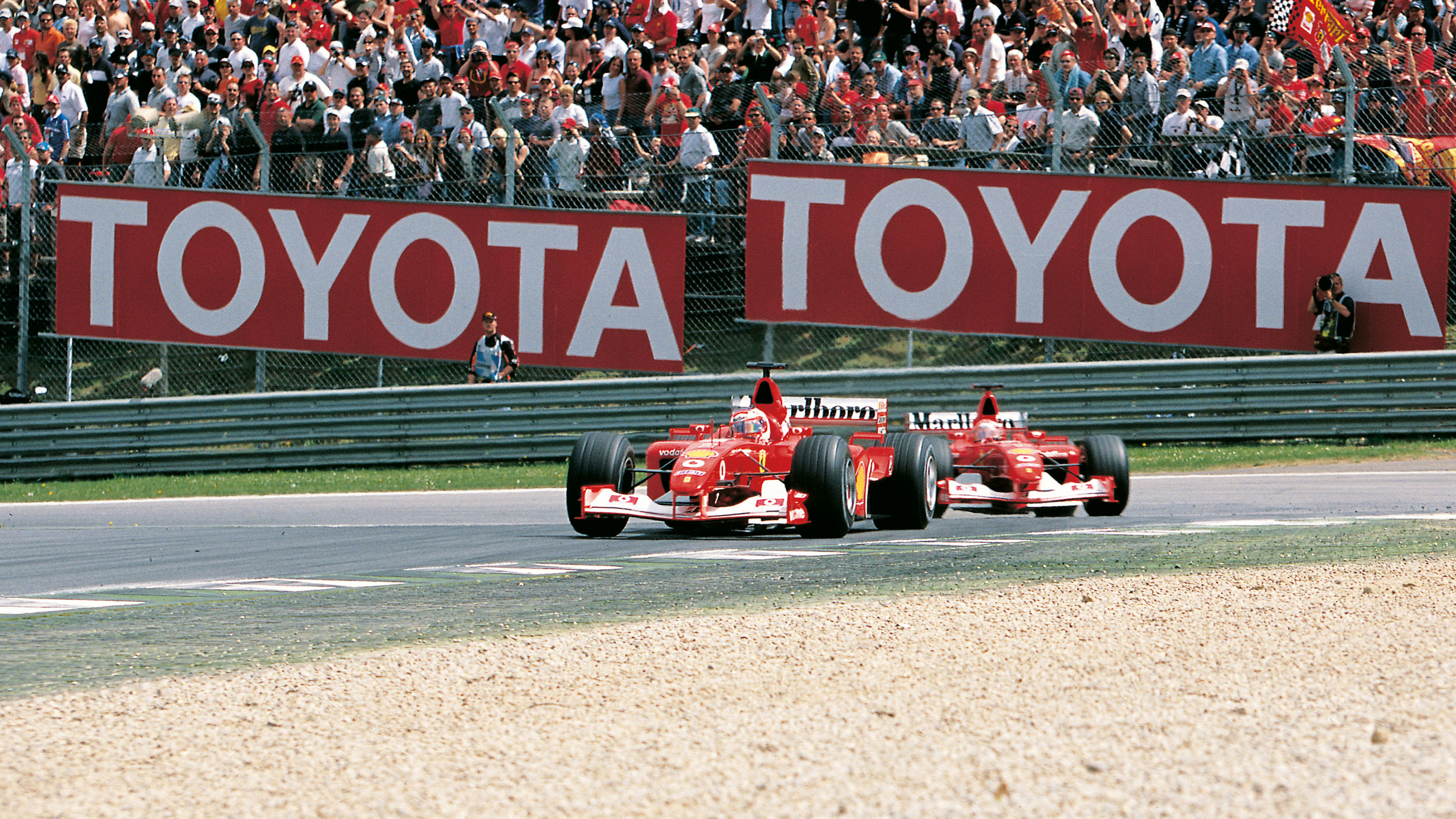 Rubens Barrichello und Michael Schumacher fahren ihre Formel-1-Ferrari auf dem A1-Ring 2002.