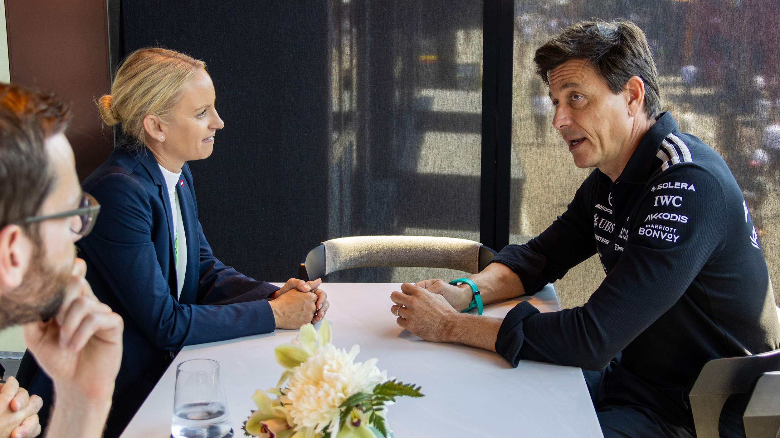 Die österreichische Staatssekretärin Michaela Schmidt und Mercedes-1-Teamchef Toto Wolff im Gespräch. 