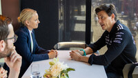 Die österreichische Staatssekretärin Michaela Schmidt und Mercedes-1-Teamchef Toto Wolff im Gespräch.