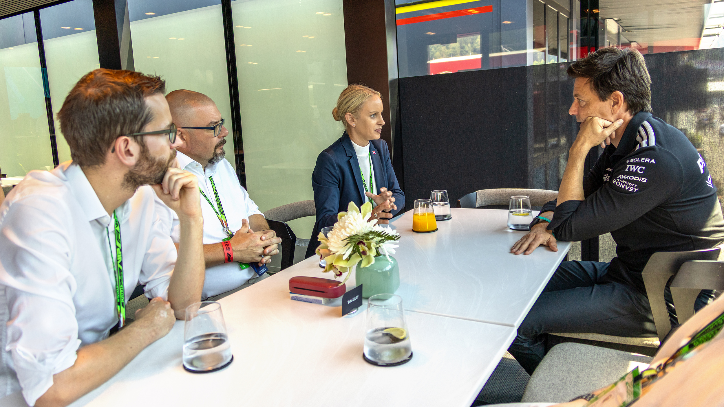 Die österreichische Staatssekretärin Michaela Schmidt und Mercedes-1-Teamchef Toto Wolff sowie zwei Vertreter der AMF im Gespräch. 