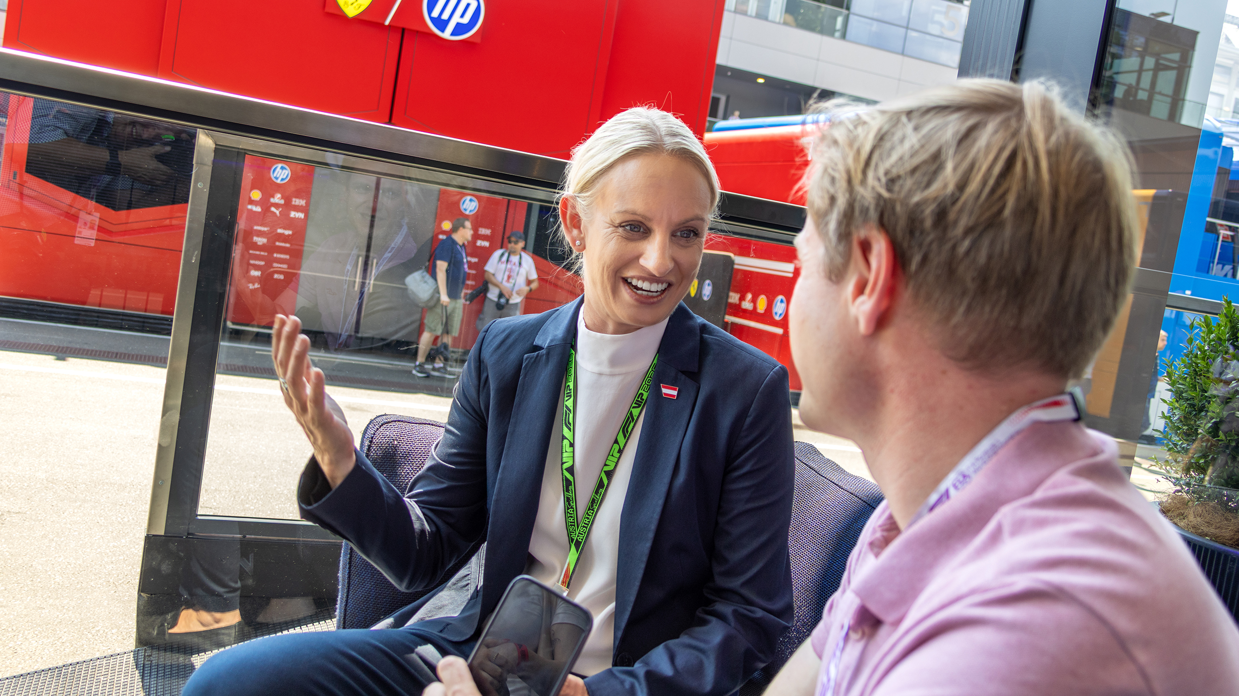 Die österreichische Staatssekretärin Michaela Schmidt im Interview mit einem Journalisten.