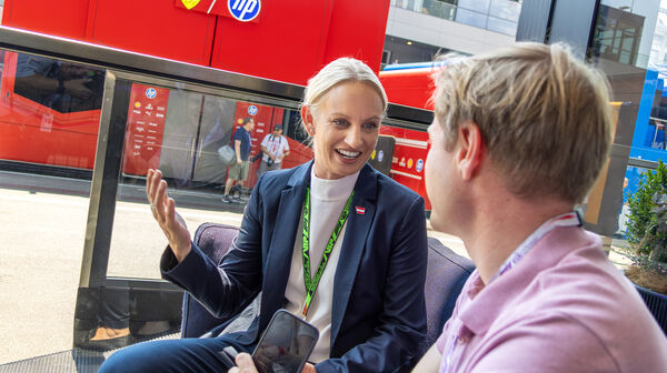Die österreichische Staatssekretärin Michaela Schmidt im Interview mit einem Journalisten.