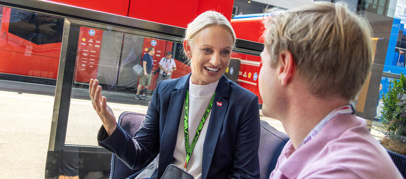 Die österreichische Staatssekretärin Michaela Schmidt im Interview mit einem Journalisten.